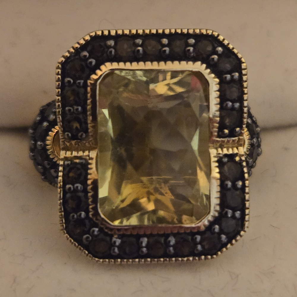 Elegant Gold and Black Gemstone Ring